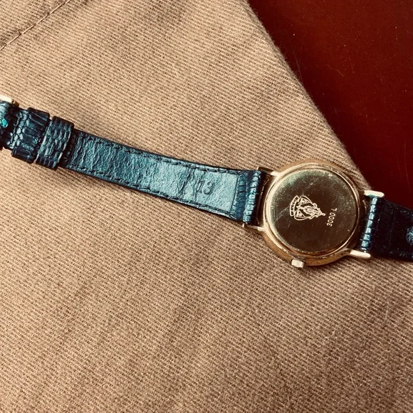 Authentic Vintage Gold Gucci Black watch leather band Roman Numeral Gucci Logo - Picture 5 of 5